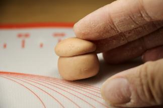 按照盘柿造型“上小下大，上平下圆”。

