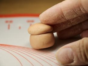 按照盘柿造型“上小下大，上平下圆”。

