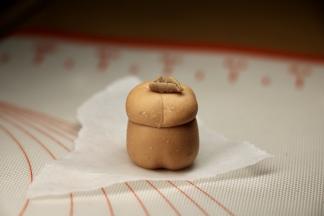 可可面团取一点，做卷边的柿子蒂，柿子顶部用无名指压一下，把柿子蒂放在顶部，牙签压一下。 
无馅的做完13个上锅冷水蒸5-7分钟。
如果做有馅的，馅7克，上下都包一点，一样操作。