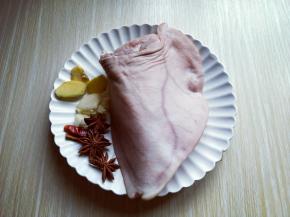 准备猪耳朵，部分食材！