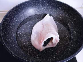 猪耳朵洗干净后，将毛刮干净，锅中加清水焯水。发货烧开撇出浮沫，煮5分钟，捞出冷水冲洗干净。