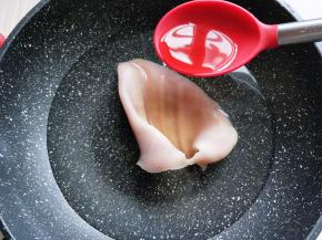 焯水的猪耳朵，再次放入锅中，加入清水，再加入料酒。