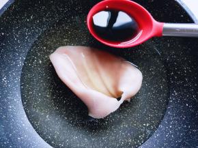 加入生抽，老抽，蚝油。