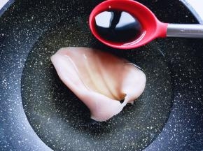 加入生抽，老抽，蚝油。