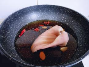 再加入香料，大火烧开，转小火慢炖30分钟左右！