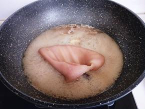 大火收汁至浓稠即可关火。