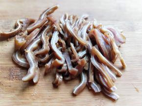 晾凉后切丝，还可以蘸蒜泥吃，也可以凉拌！都好吃！