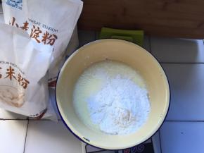 放入糯米粉，沾米粉和澄粉，搅拌成稀面糊