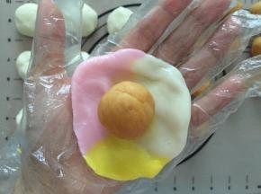 将冰皮压扁，包入馅料
