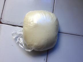 等待温热后，带上一次性手套揉，将表面的浮油全部揉进冰皮中，放入保鲜袋，冷却后再包馅料