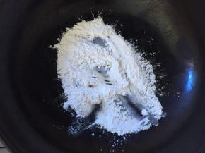 将少许糯米粉放入不沾锅中小火炒熟，做手粉