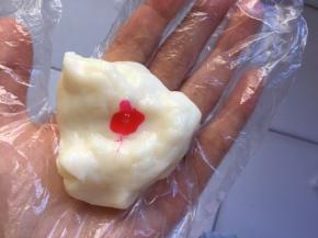 冷却后，分出两份小份，滴上一滴色素，揉均匀