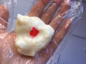 冷却后，分出两份小份，滴上一滴色素，揉均匀