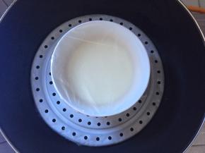 放入锅中大火蒸30分钟左右，包上一层保鲜膜，防止有水份进入