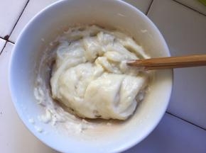 蒸熟后取出，搅拌使之降温