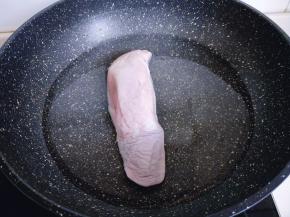 将猪舌焯水，冷水入锅大火烧开，撇出浮沫，煮3分钟，捞出冷水冲洗干净。