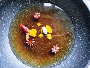 锅中加入纯净水，所有的调味料放入锅中。