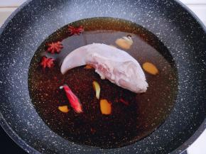 再把焯水的猪舌放入锅中，大火烧开，转小火30分钟，