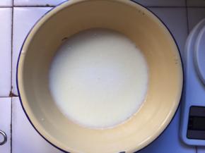 将玉米油，细砂糖和纯牛奶混合均匀，砂糖融化，一定要非常细的砂糖，或者直接用糖粉