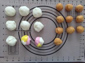 将冰皮分成30克一个，馅料分成20克一个，剩余的冰皮自由发挥