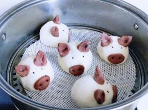 放入蒸锅中进行二次发酵至较饱满，冷水上锅蒸15-18分钟，关火后焖5分钟。