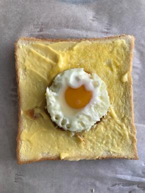 放上鸡蛋、香肠、秋葵