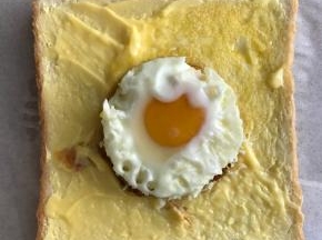 放上鸡蛋、香肠、秋葵