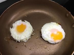 摊两个溏心蛋