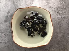 将黑木耳提前一小时泡发。