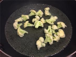 花菜洗净放入开水中焯水一分钟。