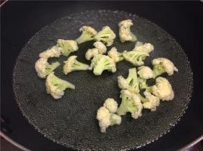 花菜洗净放入开水中焯水一分钟。