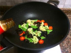 倒入适量蚝油翻炒10秒即可关火。