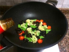 倒入适量蚝油翻炒10秒即可关火。