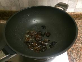 放入黑木耳翻炒10秒。