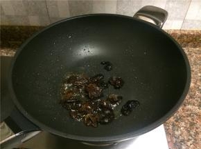 放入黑木耳翻炒10秒。