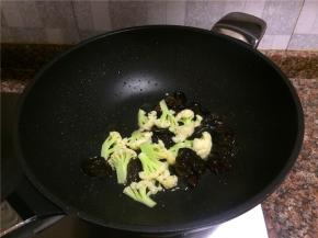 放入花菜翻炒10秒。