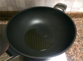 热锅倒油烧至八成热。