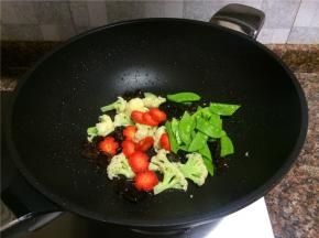 放入胡萝卜和荷兰豆翻炒10秒。