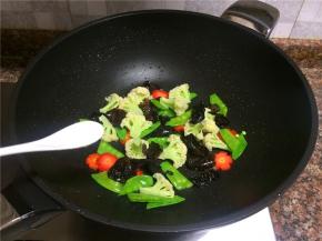 放入适量盐翻炒20秒。