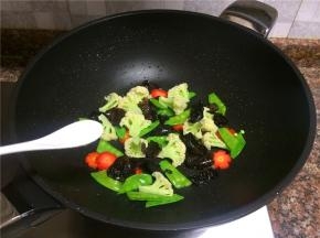 放入适量盐翻炒20秒。