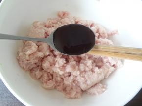 剁好的肉泥里加入一勺耗油