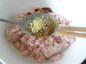 加入小半勺鸡精