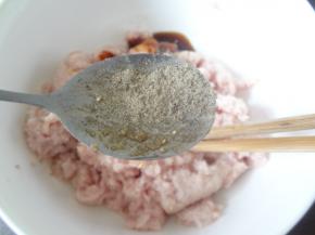 加入适量黑胡椒粉