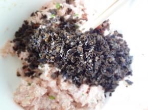 加入剁碎的木耳