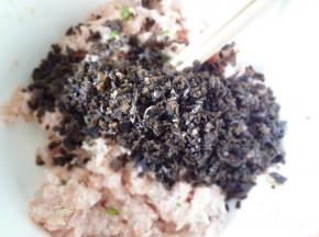 加入剁碎的木耳