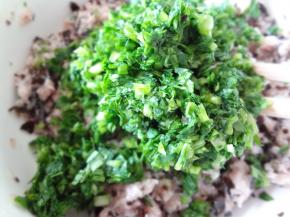 加入剁碎的青菜碎，青菜碎挤干水分