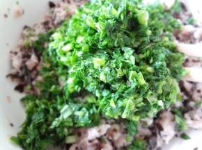 加入剁碎的青菜碎，青菜碎挤干水分