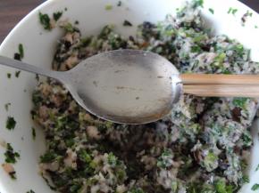 加入玉米油，搅拌均匀