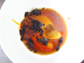 碗里放入生抽，醋，紫菜，黑胡椒粉，盐，味精，辣椒油，麻油