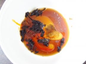 碗里放入生抽，醋，紫菜，黑胡椒粉，盐，味精，辣椒油，麻油